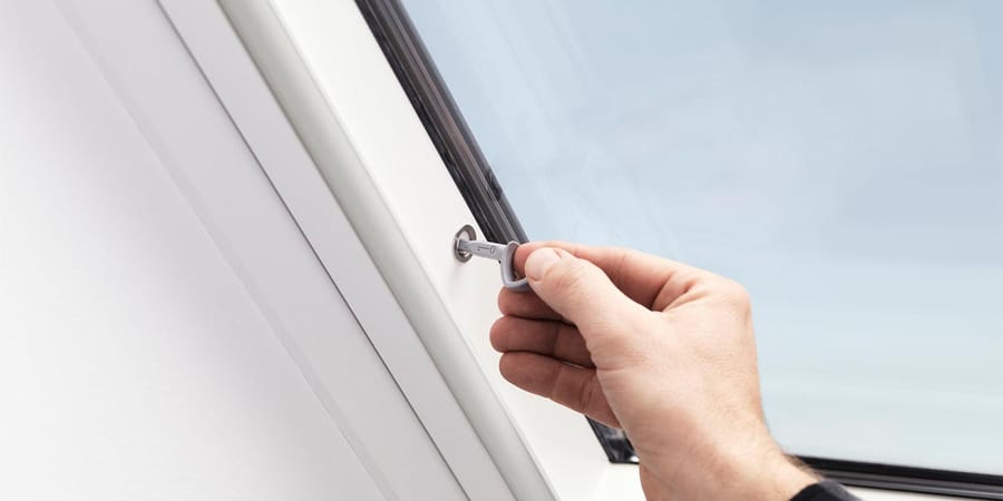 Dachfenster wird mit extra Mechanismus verschlossen und ist somit besser gegen Einbruch geschützt