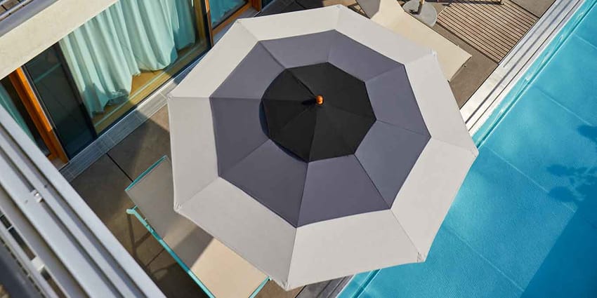 Sonnenschirm für mehr Privatsphäre auf dem Balkon