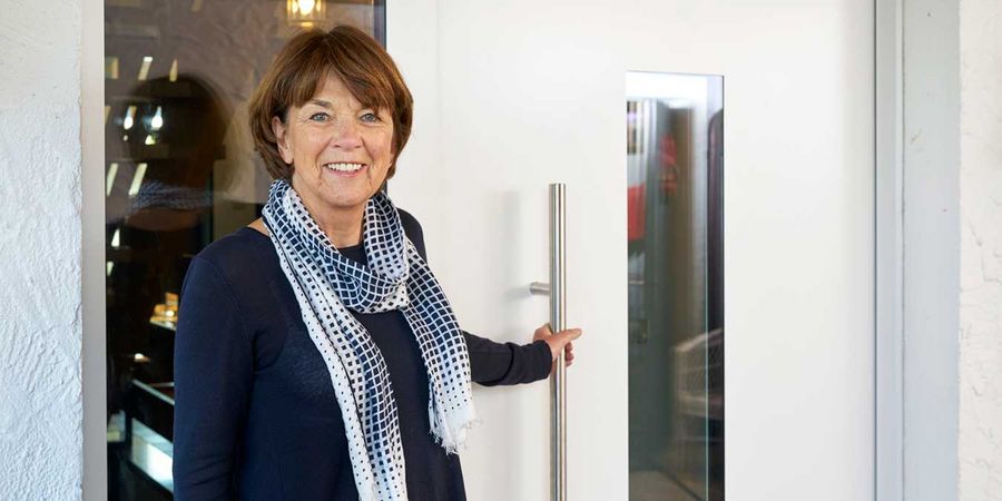 Barbara Biermann vor ihrer neuen Haustür in weiß aus Aluminium