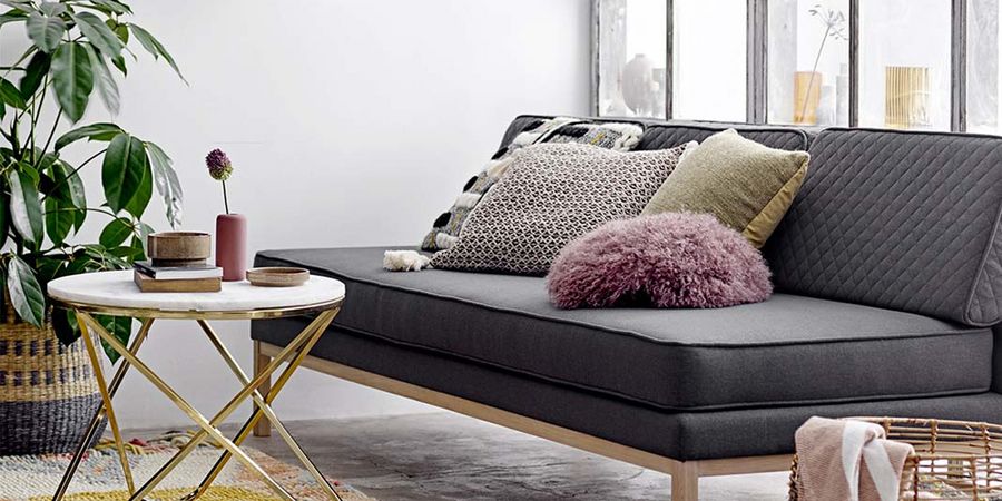 Kissen auf einem Sofa in Wohnzimmer mit Hygge-Einrichtung
