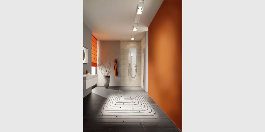Fußbodenheizung im Badezimmer mit Einblick in das Leitungssystem