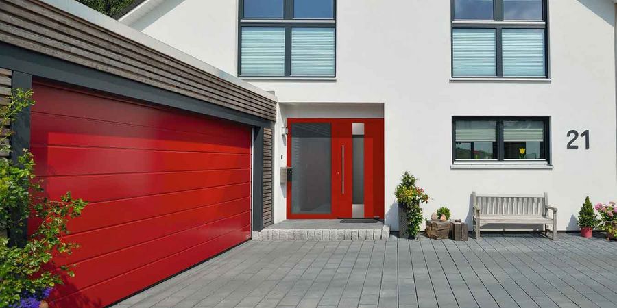 Rote Haustür aus Aluminium.