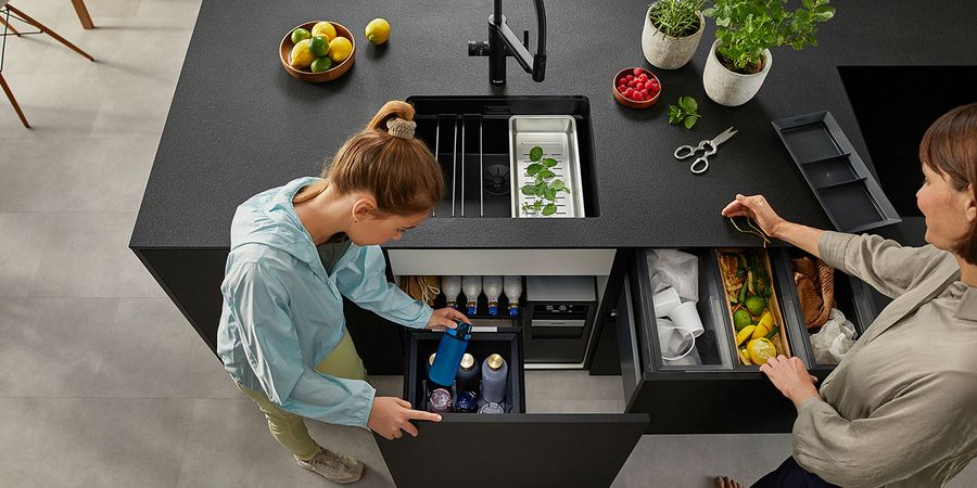 Moderne Küchenarmatur mit Stauraumsystem