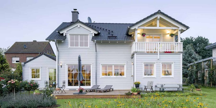 Schwedenhaus mit Satteldach und Erker