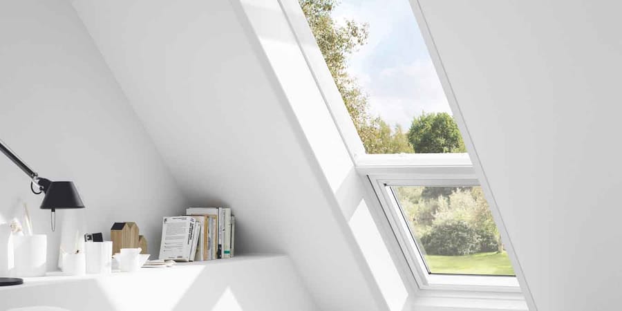 Im Rahmen eines Dachfenstertauschs kann auch ein Dachfenster mit Lichtband eingebaut werden. 