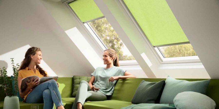 Sichtschutzrollo sorgt für Sonnenschutz am Dachfenster 