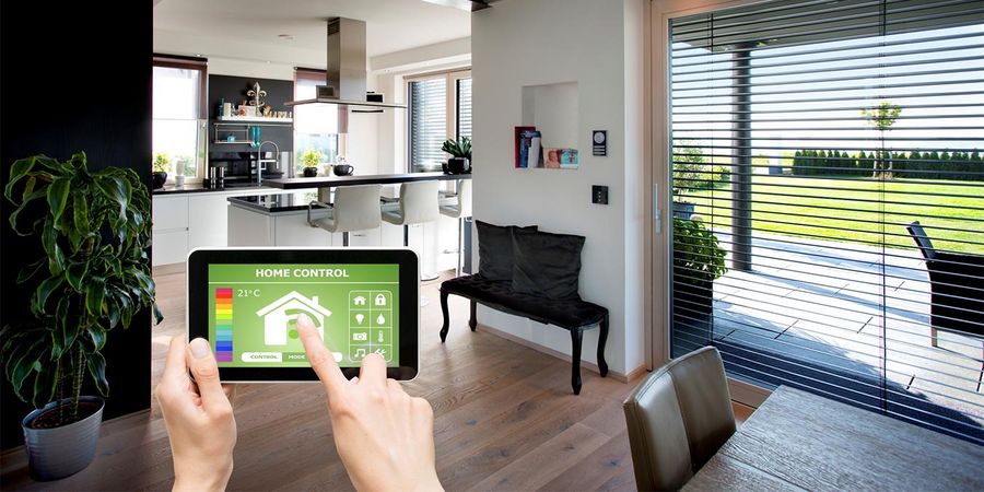 Tablet wird als Steuerung des Smart Homes benutzt