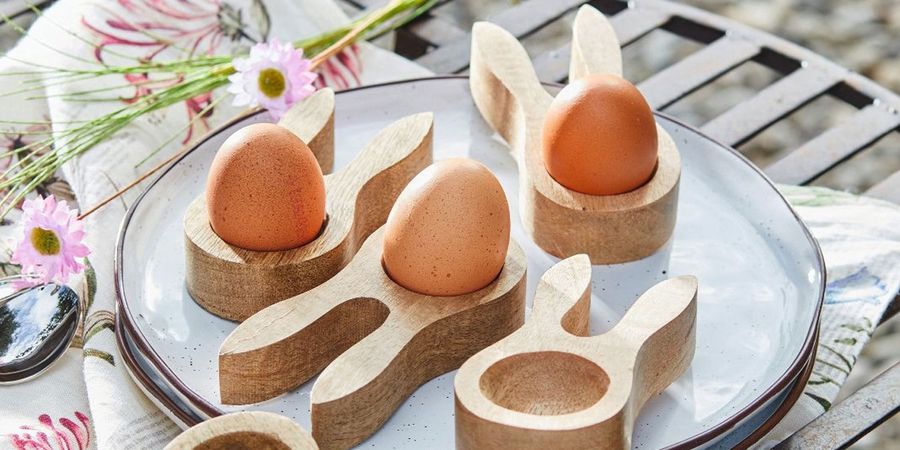 Osterdeko für Esstisch – Eierbecher aus Holz