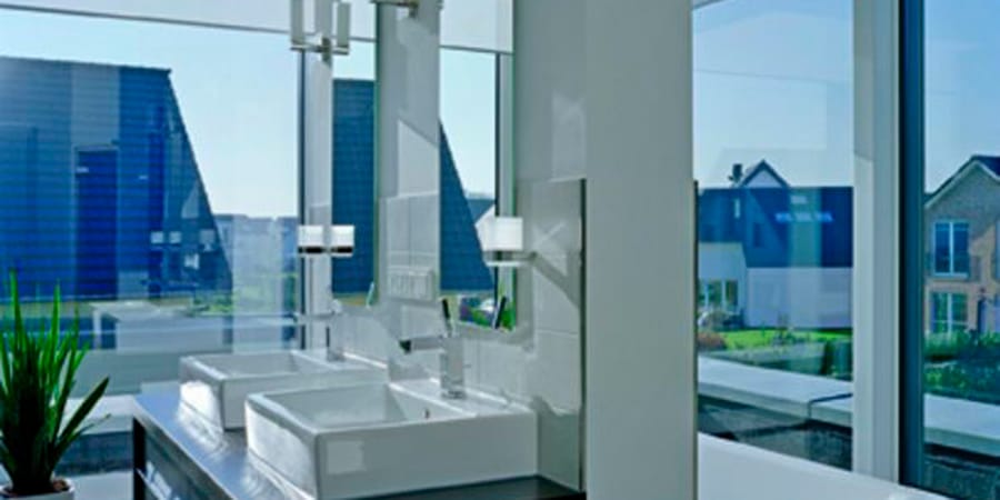 Badezimmer mit bodentiefen Fenstern im Staffelgeschoss