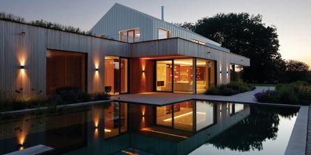 Moderne Fassadenverkleidung aus Holz und Metall fürs Einfamilienhaus.