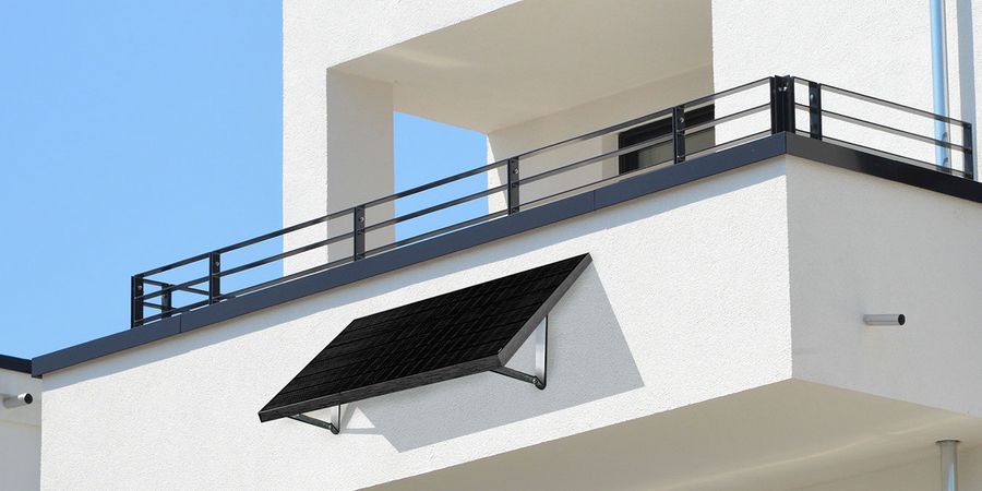 Solarpanel an Balkon angebracht