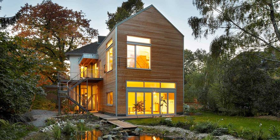 Wohngesundes Einfamilienhaus mit Holzverschalung als Fassade