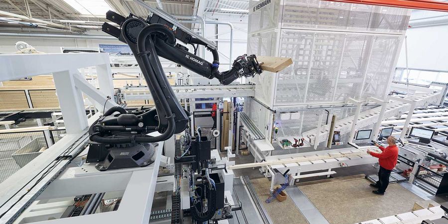 Roboterarm in Werkshalle eines Fertighausherstellers