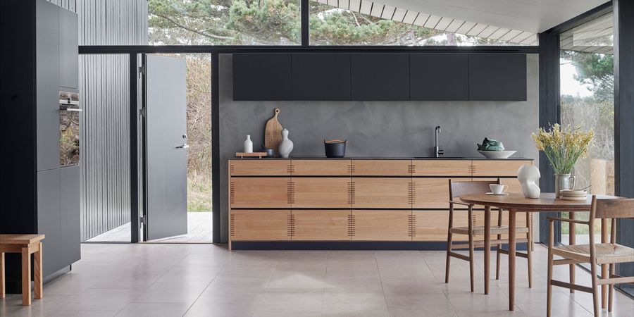 Moderne helle Küche mit Holzfronten.