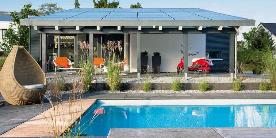 Kleines Haus mit Terrasse und Pool. Foto: Schwörer
