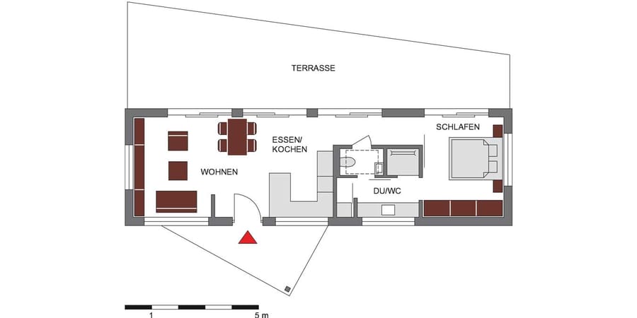 Bungalow mit nur 50 Quadratmetern mit rechteckigem Grundriss. Der Wohn-/Ess- und Kochbereich liegt direkt hinter dem Eingang, rechts angrenzend befinden sich Schlafzimmer und Badezimmer. 