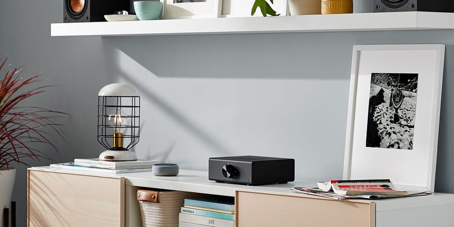 Amazon Alexa Echo Dot Box auf einer Kommode.