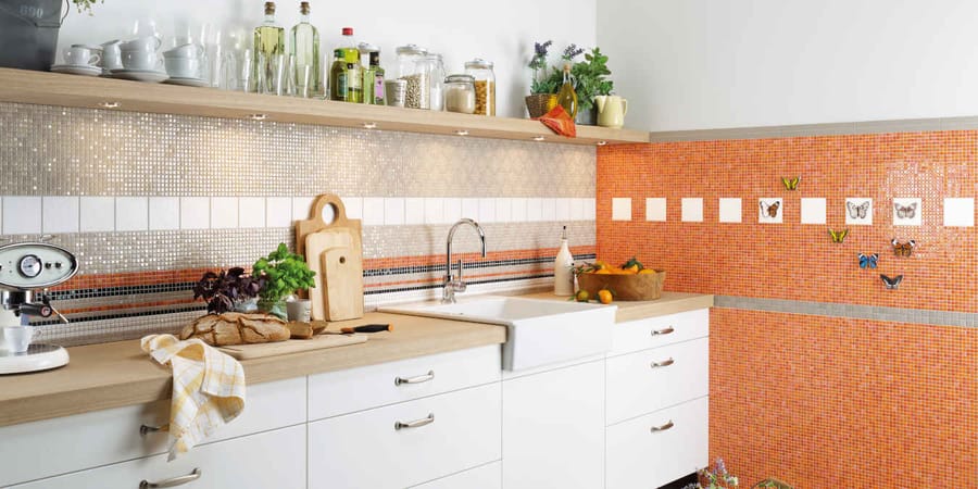 Küche mit farbigen Mosaikfliesen in orange, beige und weiß