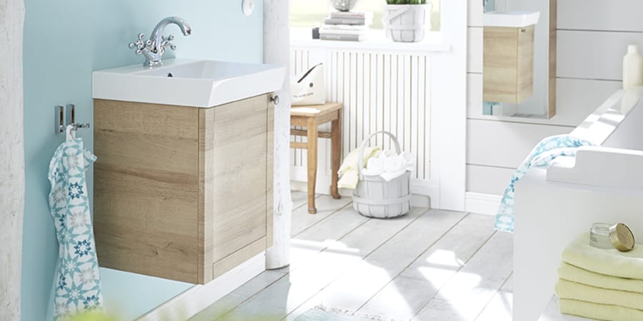 Helle Farben und Holzoptik beim Waschtischunterschrank im kleinen Bad - Solitaire 9030 - pelipal