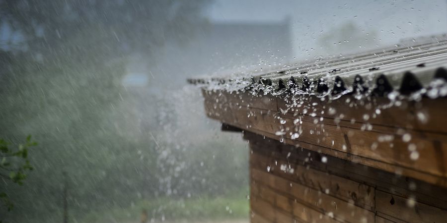 Starkregen auf Hausdach