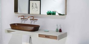 Holzwaschbecken in einem modernen Badezimmer