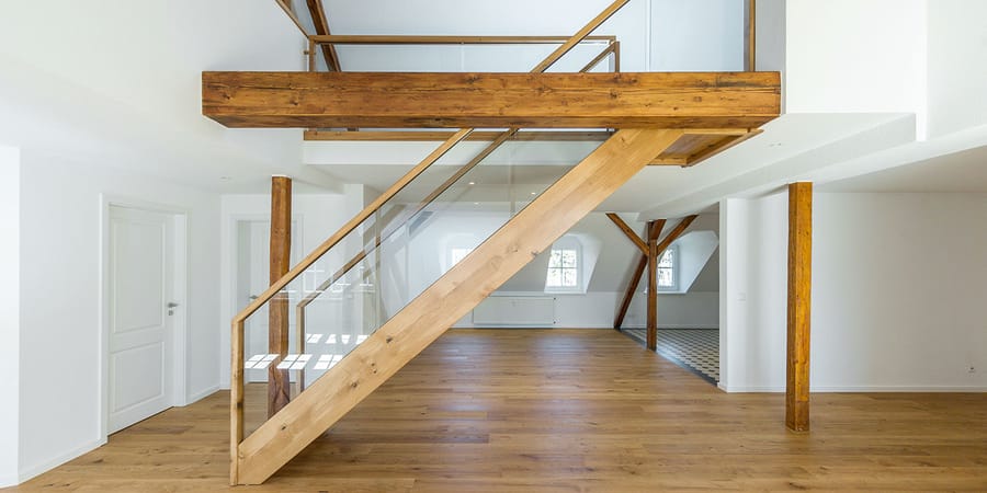 Treppe aus Holz mit Glasgeländer
