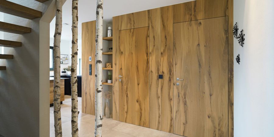 Zimmertüren aus Holz in einem modernen Wohnraum.