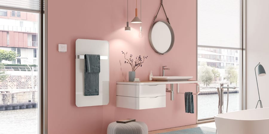 Rosafarbenes Badezimmer mit einem Designheizkörper von Hersteller Kermi.