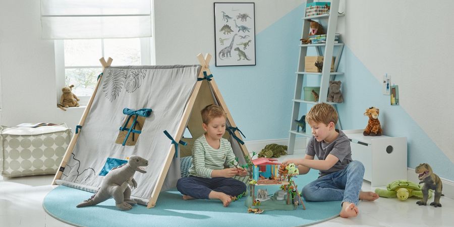 Kinderzimmer mit Spielzeug und dezenter Wandgestaltung.