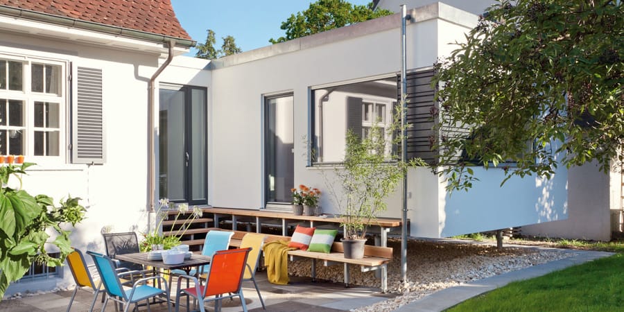 Flying Space als Tiny House Anbau ans bestehende Haus – Aussicht vom Garten