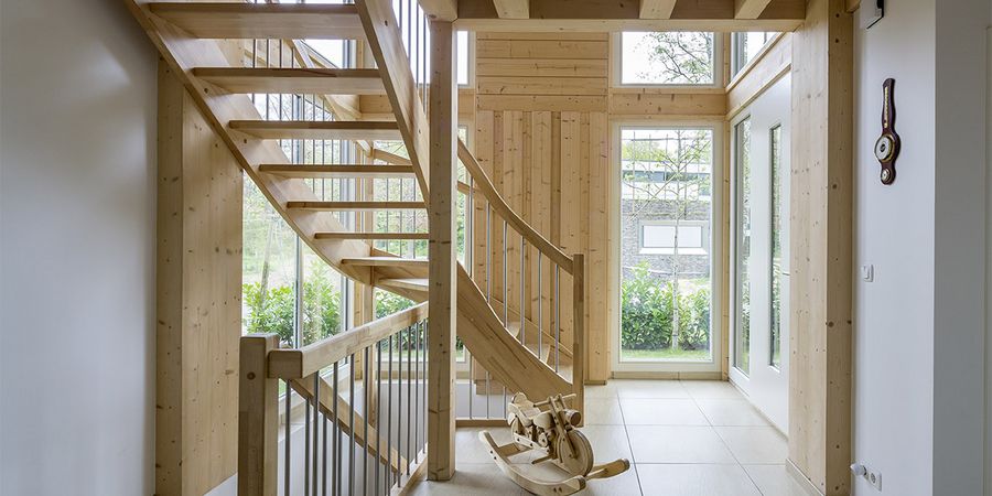 Eingangsbereich mit Treppe aus Holz