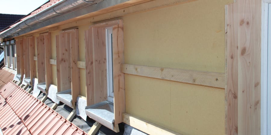Außenaufnahme der Fassadendämmung aus Holzfaserplatten. 