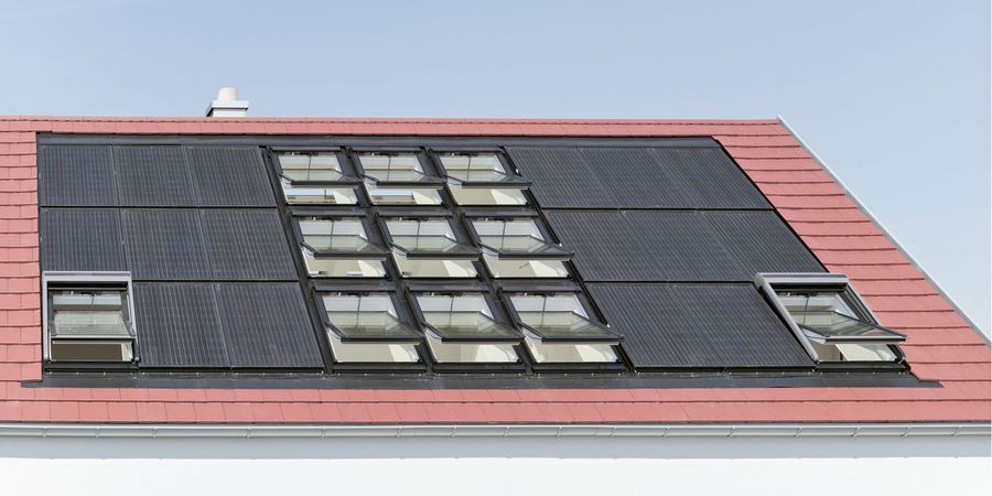 Dachfenster und Photovoltaik in Kombination