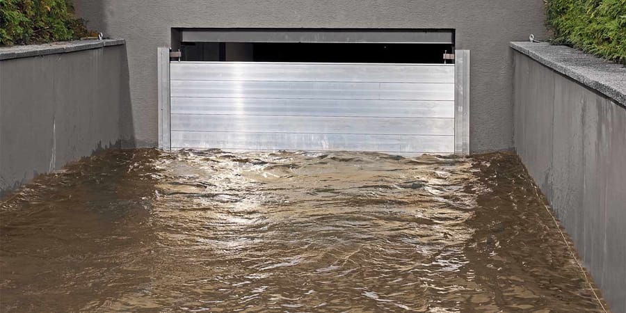 Garage ist vor Überschwemmung durch Schutzbalken geschützt