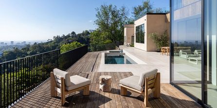 Terrasse mit Pool in einem Panoramahaus mit Blick auf Hollywood.