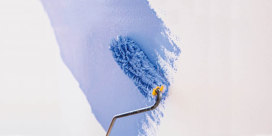 Wandfarbe Kornblumenblau mit Streichrolle