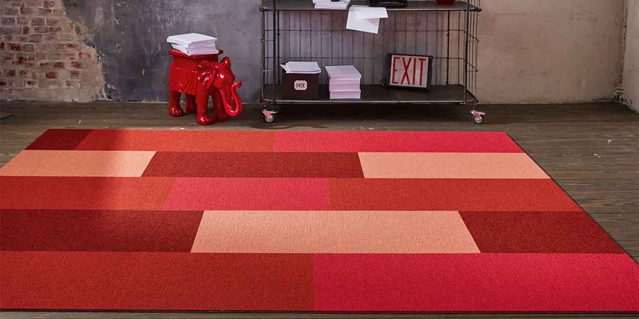 Roter Teppich liegt auf Holzbodenbelag