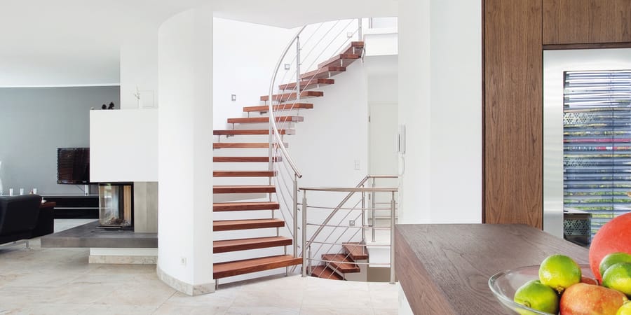 Treppensicherheit im privaten Wohnbereich am Beispiel einer offenen Wendeltreppe. Foto Kenngott