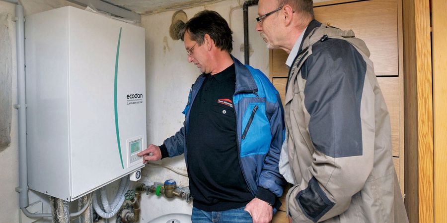 Fachplaner kontrollieren die neu Installierte Wärmepumpe im Altbau