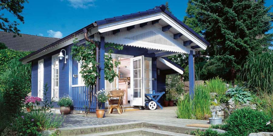 Holzschutz außen am Gartenhaus in knalligem Blau – Osmo 