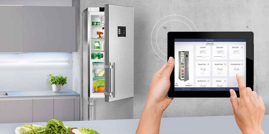 Smarte Küche mit Kühlschrank, der via Tablet gesteuert wird.