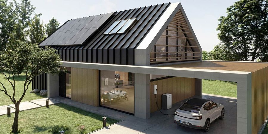 Haus mit Photovoltaikanlage und Wallbox für E-Auto