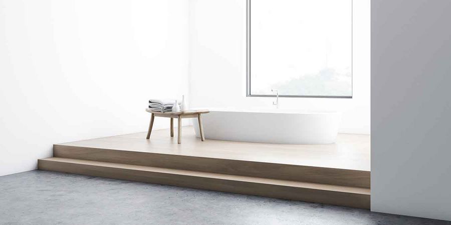 Modernes BAdezimmer mit freistehender Badewanne aus Podest aus Holz und großem Fenster.