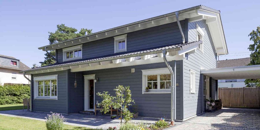 Fassadengestaltung: Haus mit grauer Holzfassade im amerikanischen Stil. 