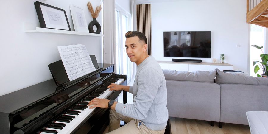 Andrew Fischer am Klavier in seinem neuen Haus