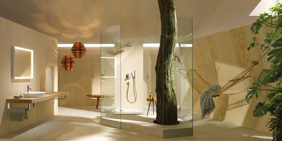 Biophiles Badezimmer mit Dusche und Atrium mit Baum.