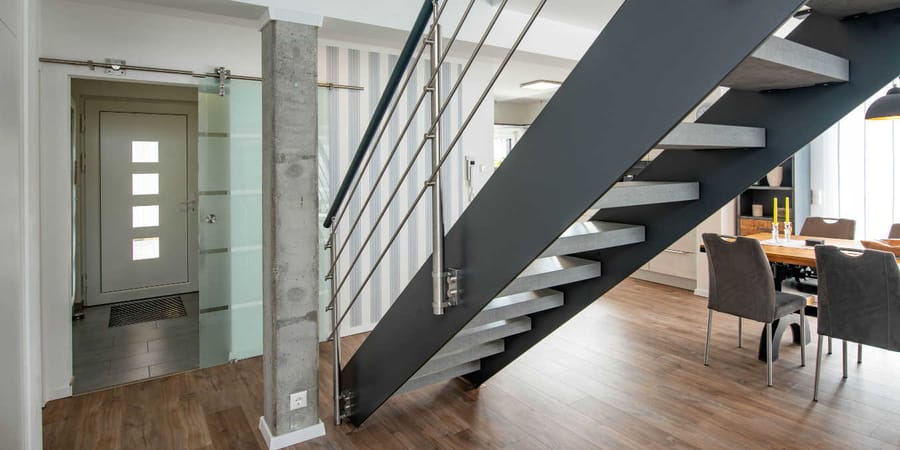 Elegante einlaeufige Treppe im Massivhaus Luebeck - HELMA Eigenheimbau AG 