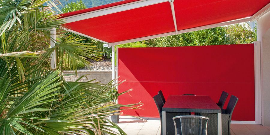 Sichtschutz Terrasse in knalligem Rot durch Seitenzugmarkise