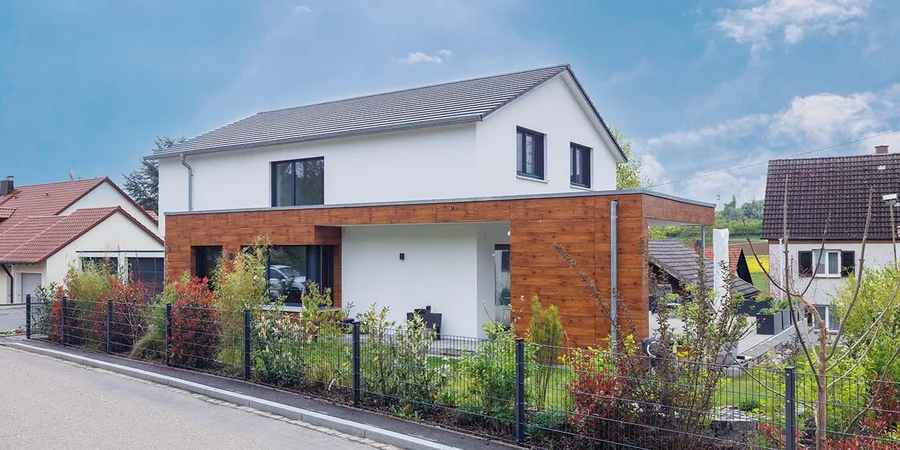 Bittermann & Weiss Holzhaus Eingangsseite mit Doppelgarage und Balkon