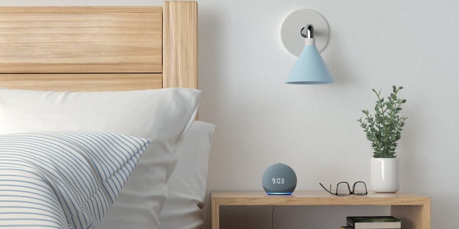Sprachassistent Echo Dot mit Alexa in einem Schlazimmer.